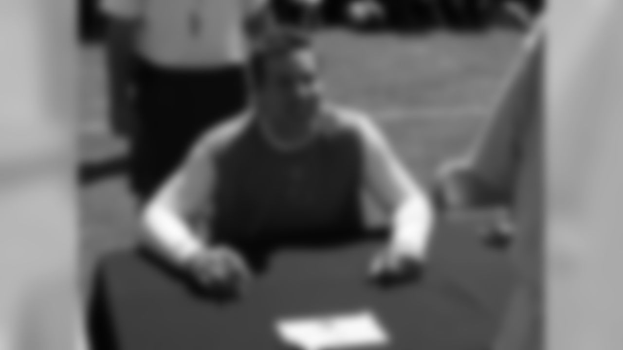 Kurt Warner signs autographs