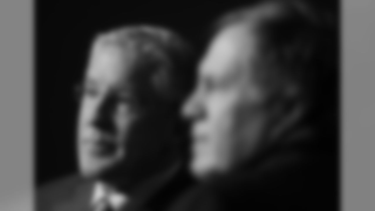 Seahawks coach Pete Carroll (left) and Patriots coach Bill Belichick in a joint press conference