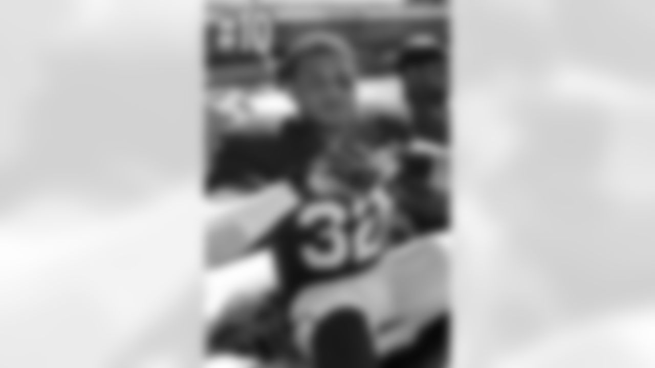 Tyrann Mathieu throws up the birdhead before the game