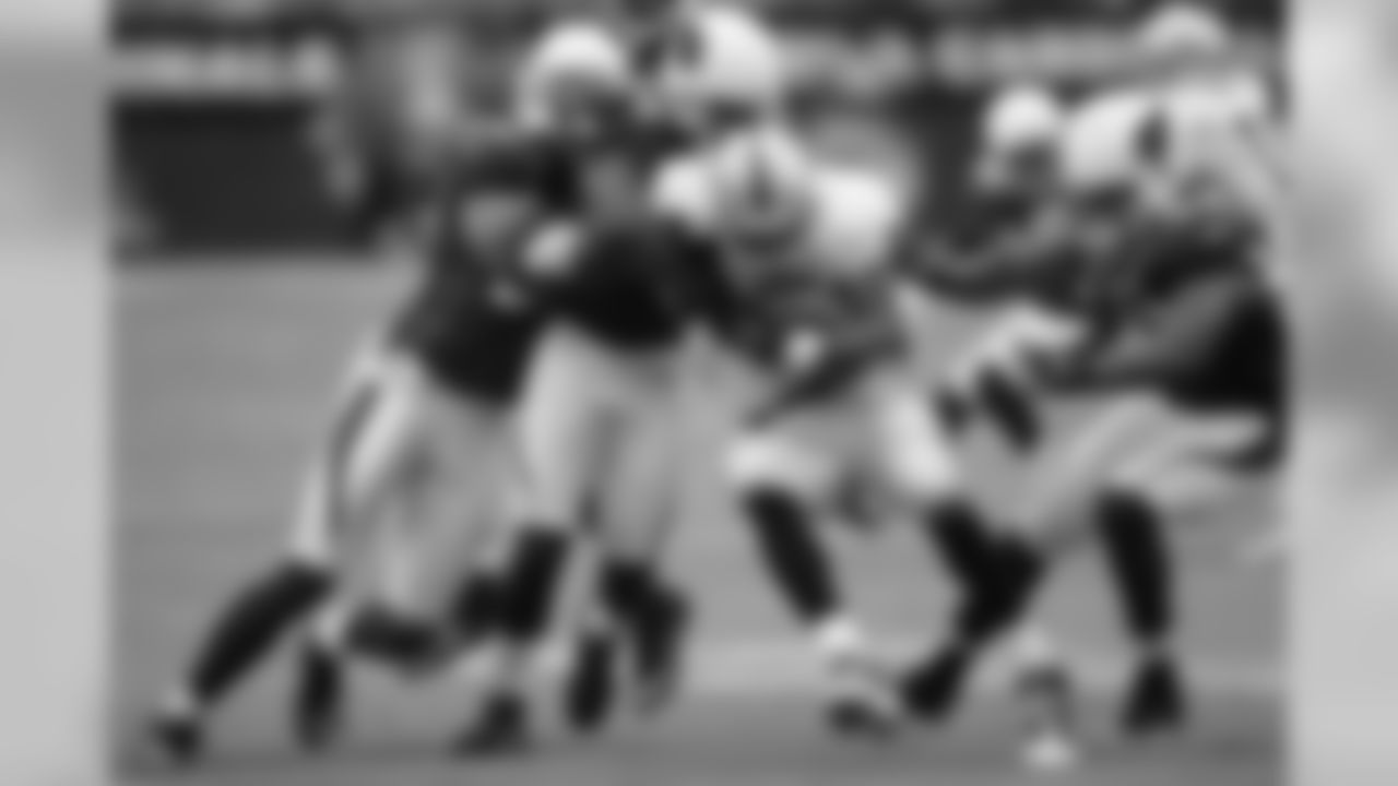 Adrian Wilson and Matt Ware tackle Darren McFadden