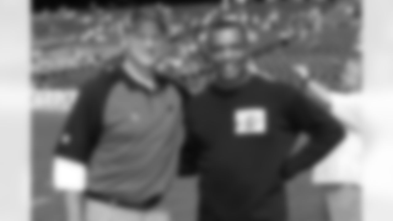 Coach Whisenhunt and Suns Head Coach Alvin Gentry