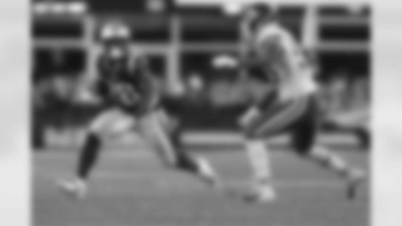 Linebacker Anthony Hitchens