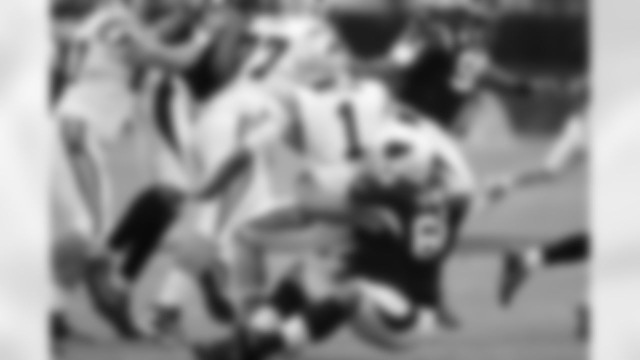 DT Alameda Ta'amu corrals Panthers QB Cam Newton