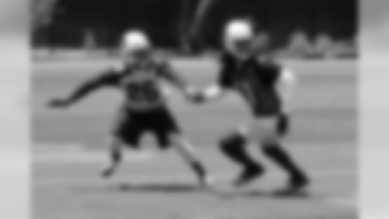 CB Jerraud Powers (25) takes on WR Larry Fitzgerald