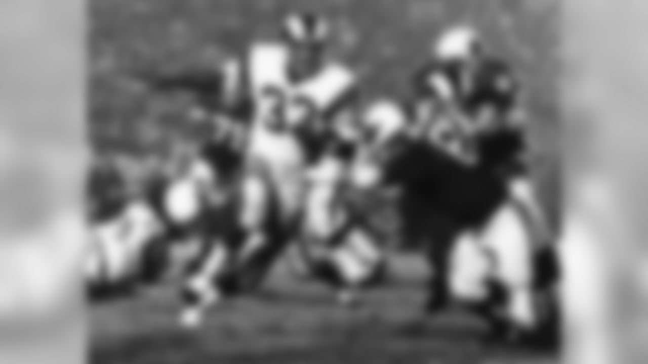 1970: Rams RB Willie Ellis carries the ball