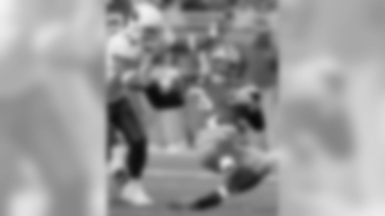 2004: Lions QB Joey Harrington slides as Peppi Zellner grabs him