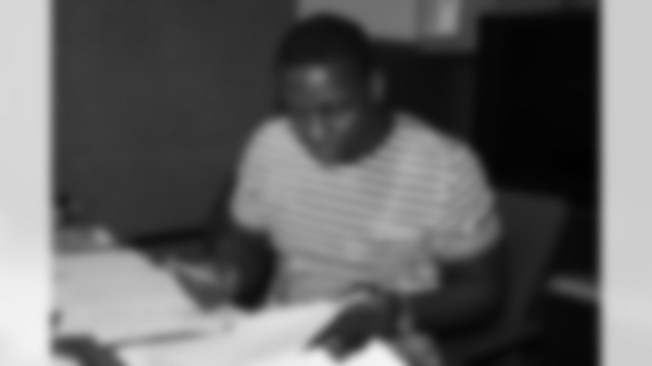 RB Rashard Mendenhall signs his contract