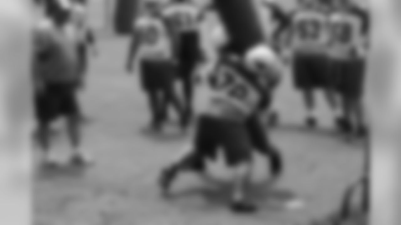 Deuce Lutui and Levi Brown battle on the bag