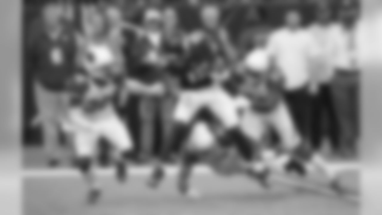 Vikings WR Adam Theilen catches a pass