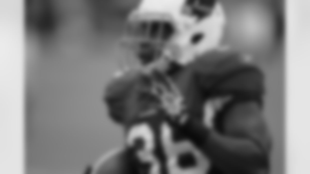 Stephens-Howling rumbles 102 yards for a TD