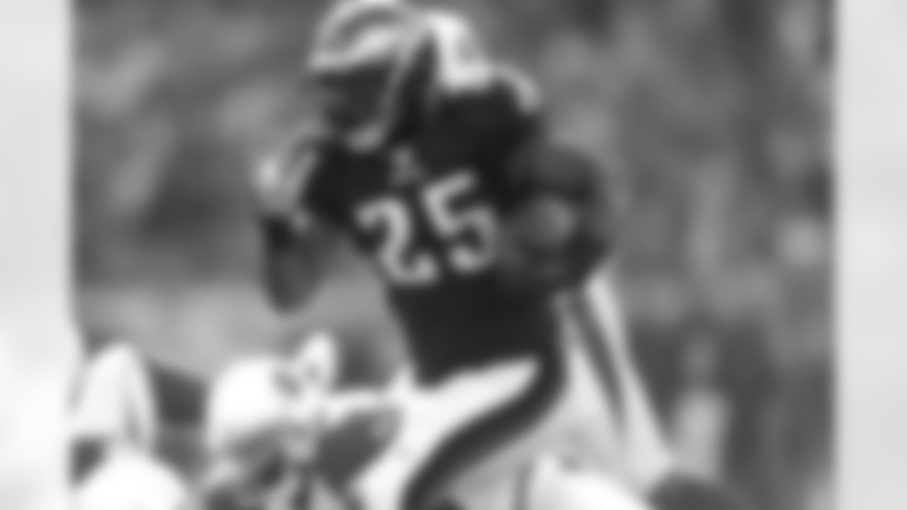 LeSean McCoy runs the ball.