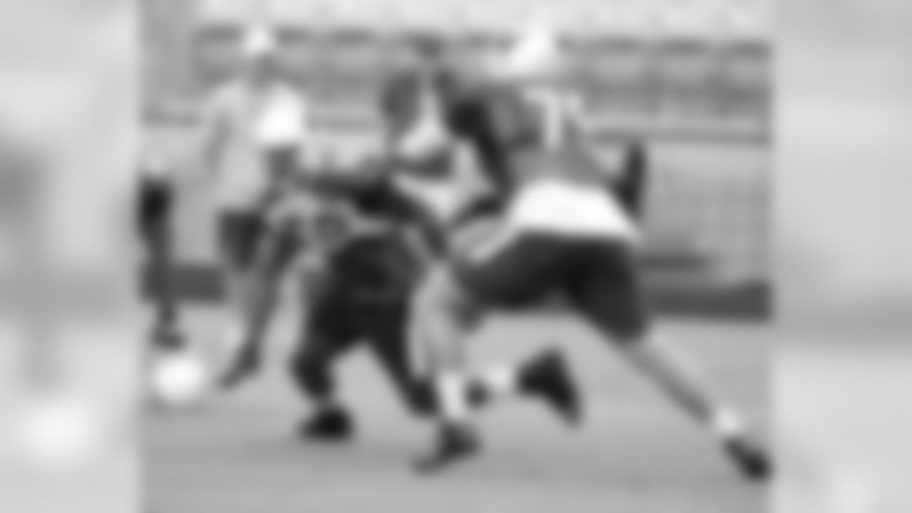 LB Marcus Benard (left) rushes against OT Bradley Sowell