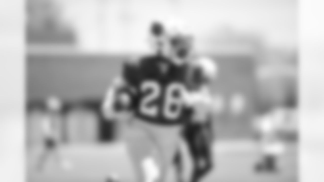 Arizona Cardinals running back Eno Benjamin (26) practices during Week 2 of the OTA offseason program on Wednesday, June 1, 2022 in Tempe, AZ.