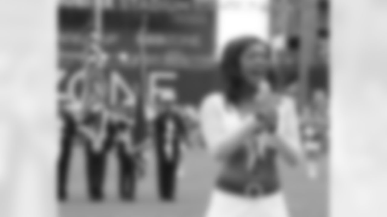 Cheerleader Inessa sings the National Anthem