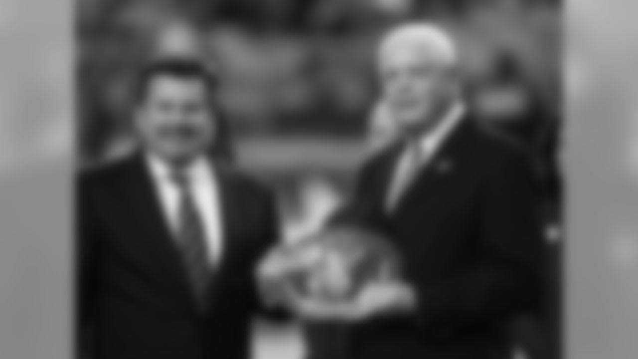 Team president Michael Bidwill (left) and former Cardinals quarterback Jim Hart (right) during the Ring of Honor ceremony at halftime