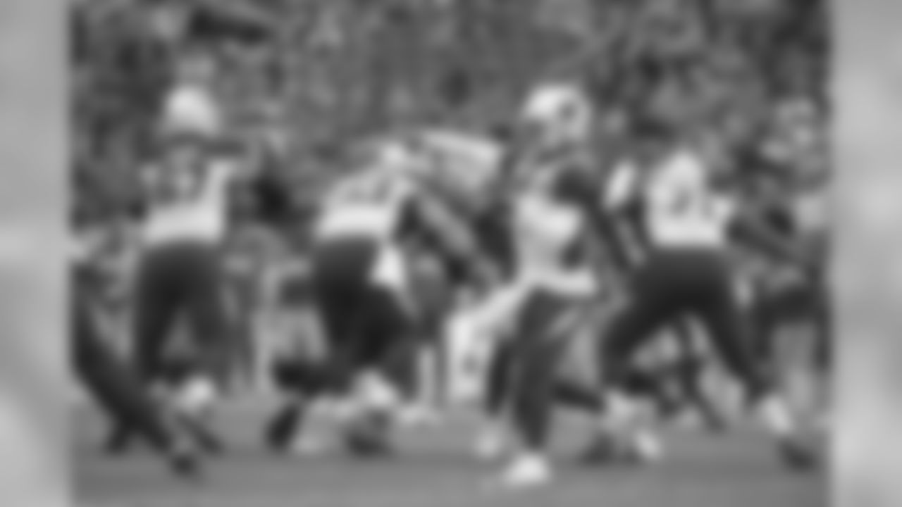 Cardinals rookie QB Kyler Murray throws against the Rams defense.