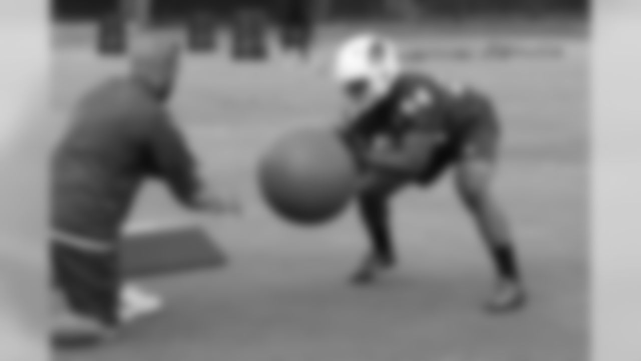 LB Kenny Demens