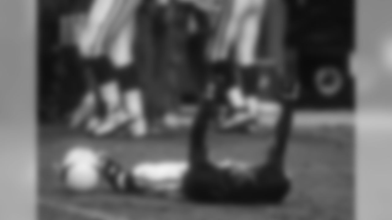 1996 - CB Aeneas Williams celebrates a hard-fought win over Philly