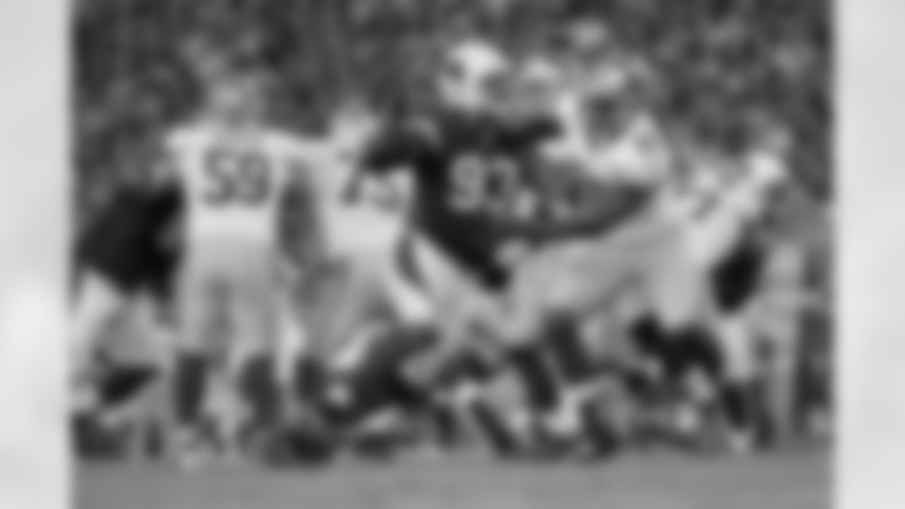 Calais battles with Vernon Davis