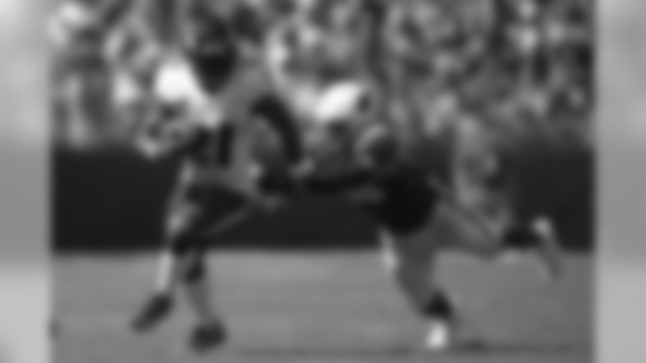 Baltimore Ravens running back Mark Ingram, left, rushes past Arizona Cardinals middle linebacker Jordan Hicks.