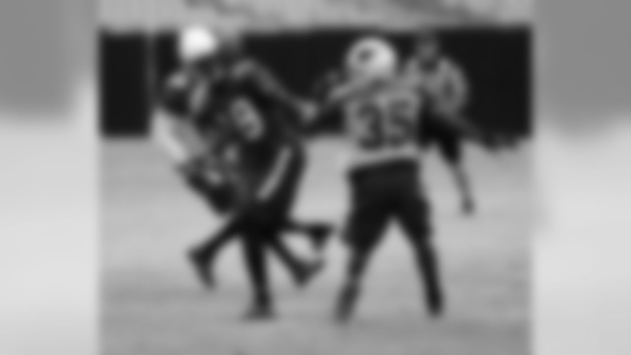WR Travis Harvey juggles and then catches a pass