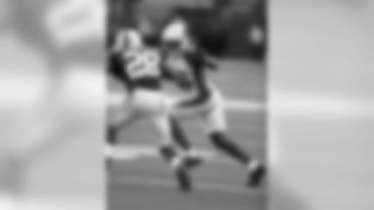 CB Brandon Williams defends the route