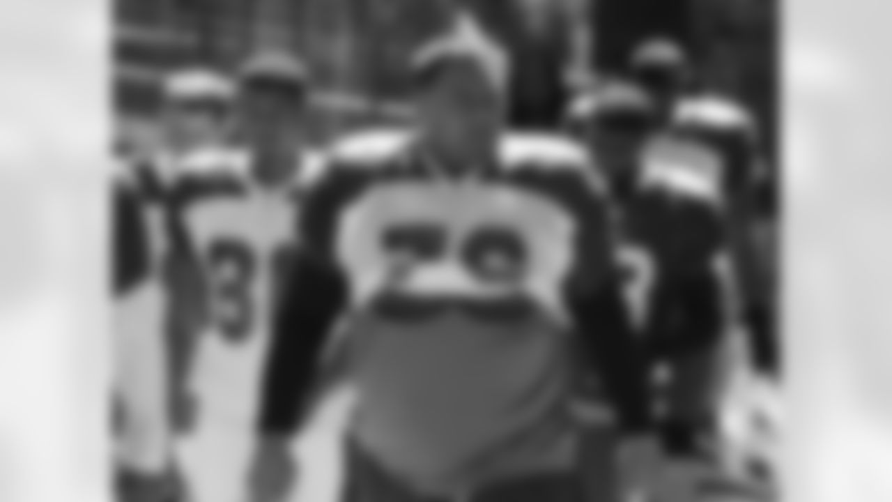 G Deuce Lutui leads a group to the fields