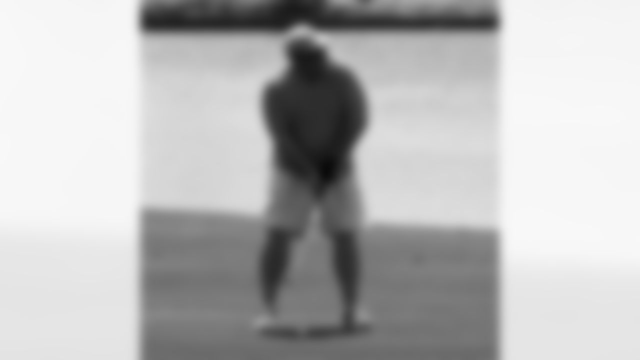 QB coach Freddie Kitchens has a unique golf look