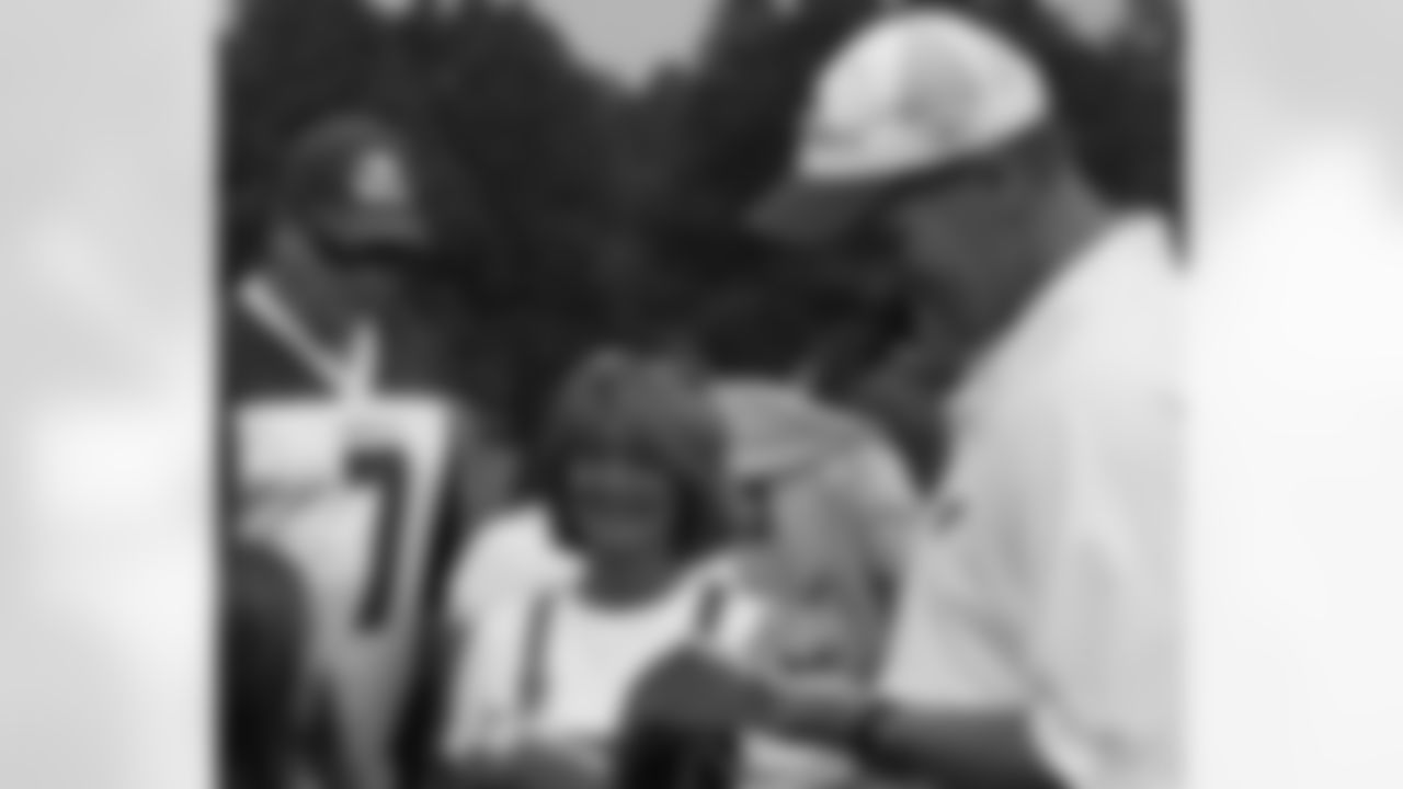 Coach Whisenhunt signs autographs following practice