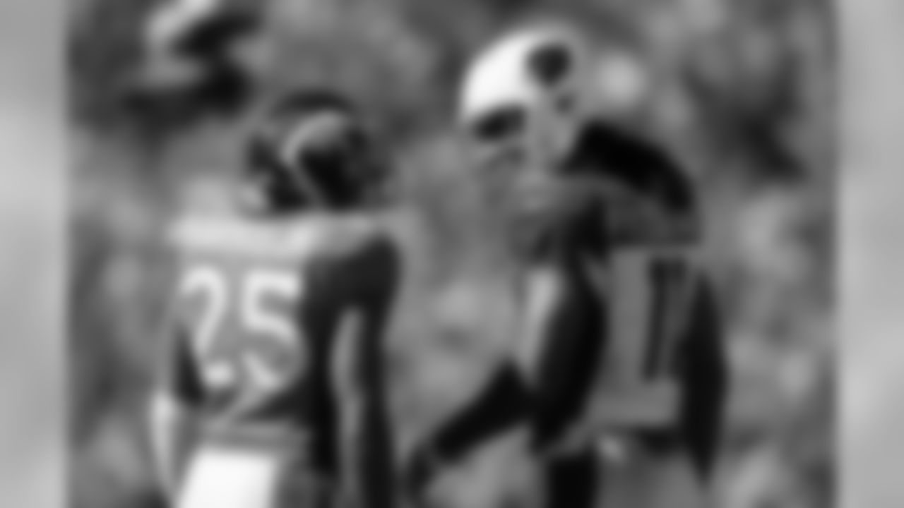 WR Larry Fitzgerald talks to Denver CB Chris Harris