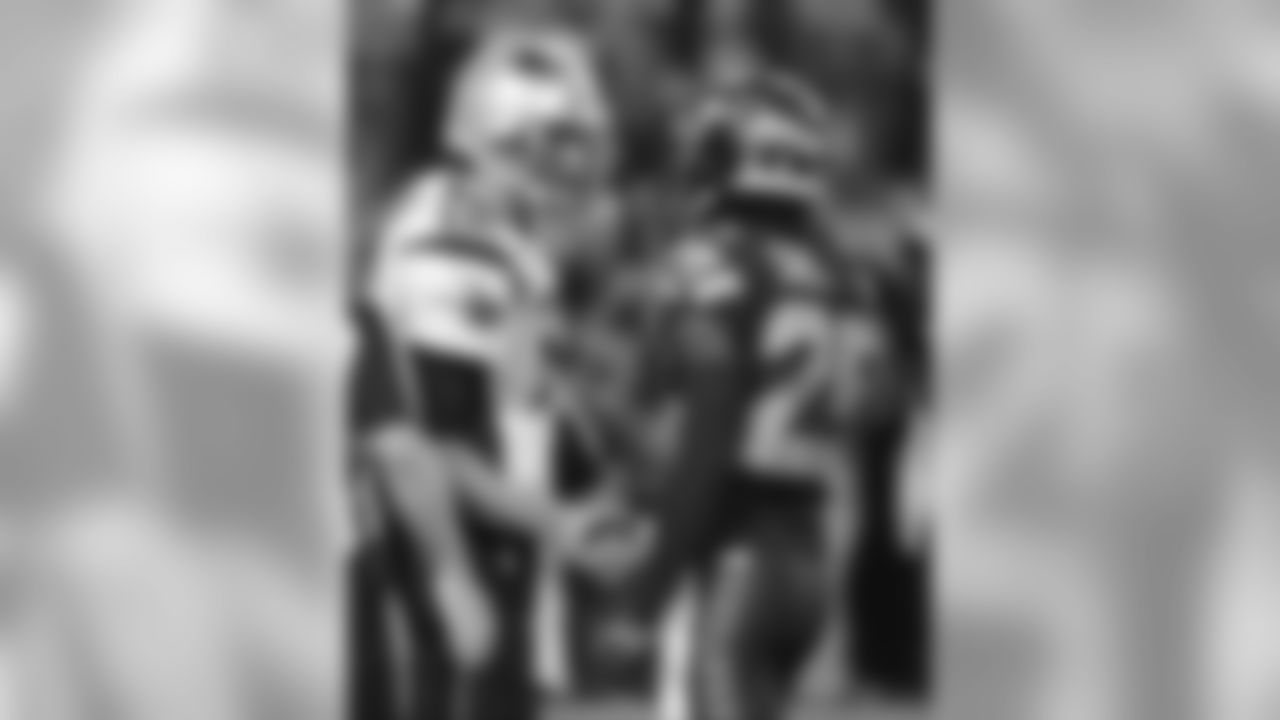Patriots QB Tom Brady and Seahawks CB Richard Sherman shake hands
