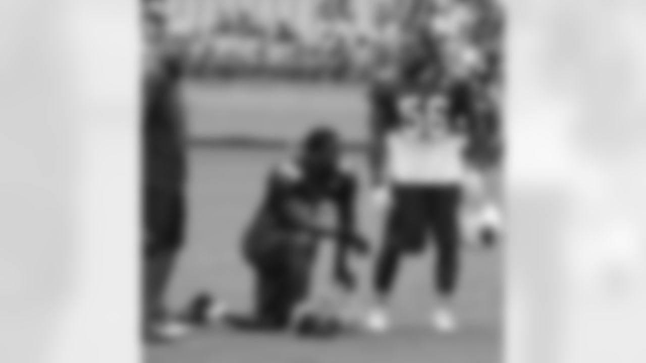 LBs Daryl Washington (kneeling) and Reggie Walker