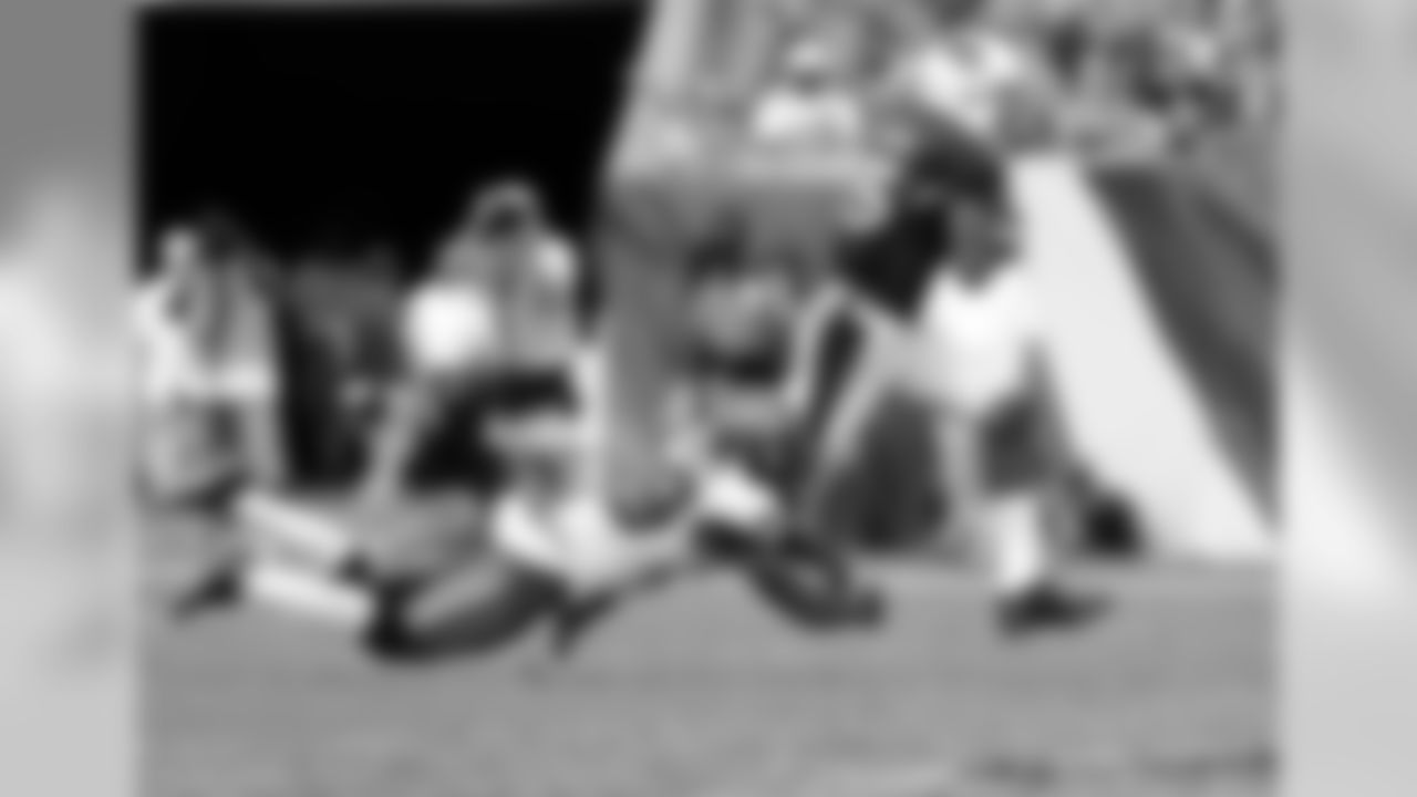 Floyd slips loose from Buccaneers CB Leonard Johnson