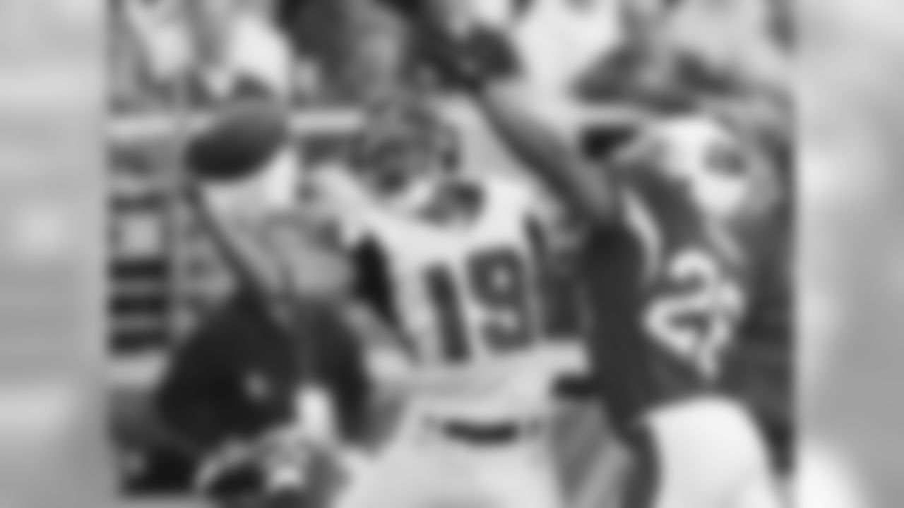 2007: Roderick Hood covers Atlanta WR Laurent Robinson