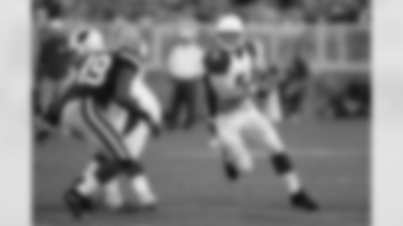 QB Drew Stanton scrambles