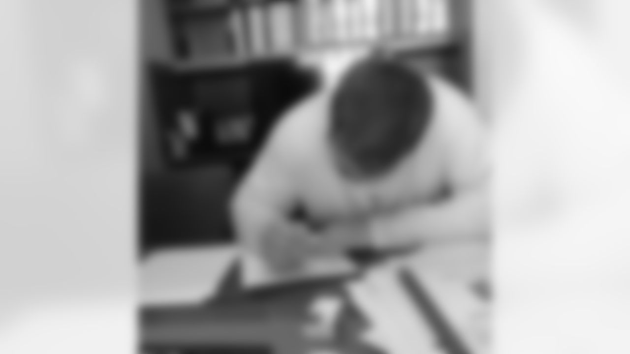 DT Josh Mauro (@j_mauro90) signing his contract