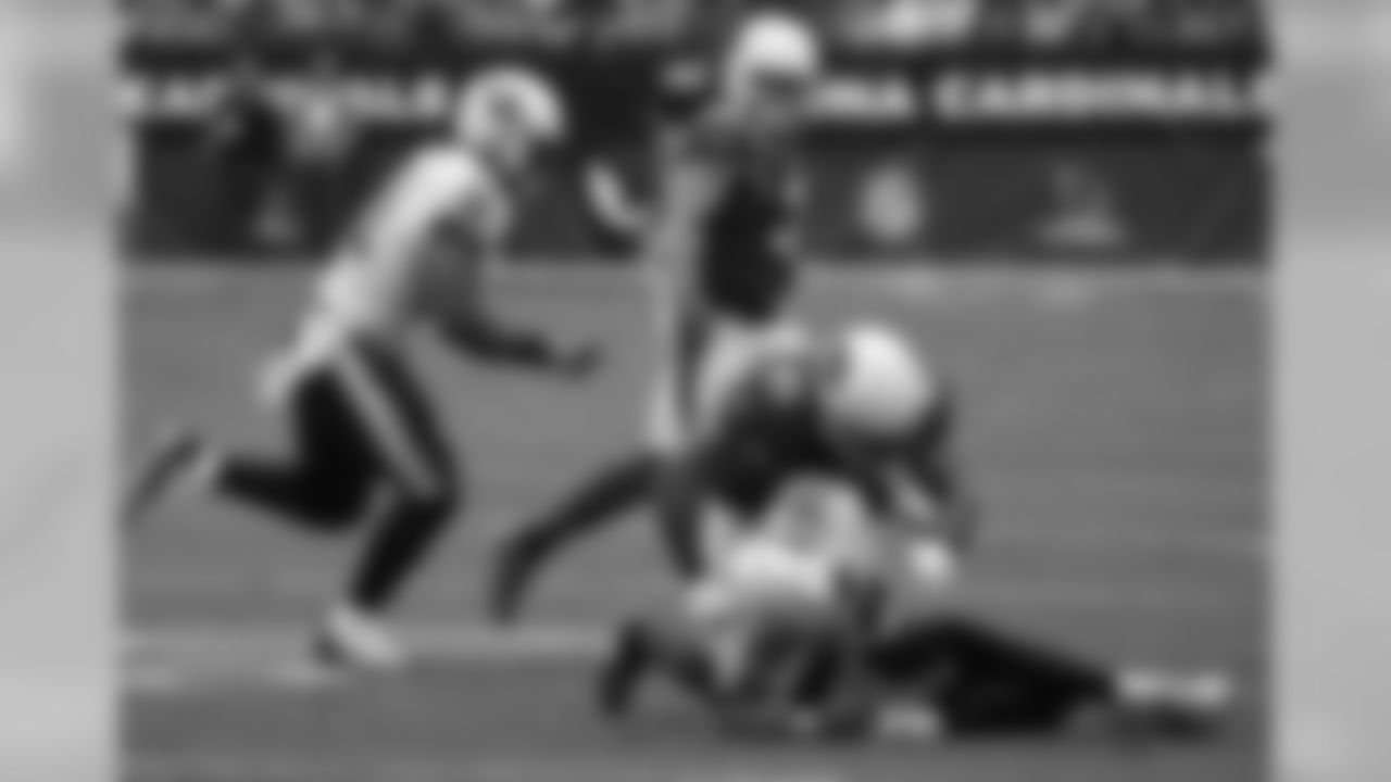 S Antoine Bethea tackles Titans QB Marcus Mariota