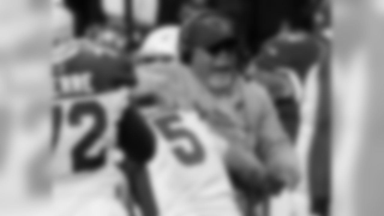 Cardinals QB Drew Stanton hugs head coach Bruce Arians after the Seahawks miss the go-ahead field goal