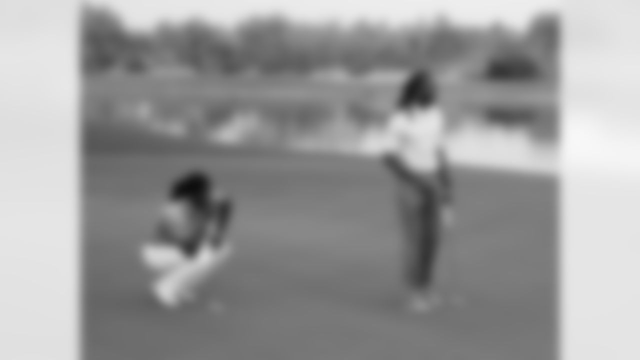 Fitzgerald and Redskins WR Andre Roberts line up the putt