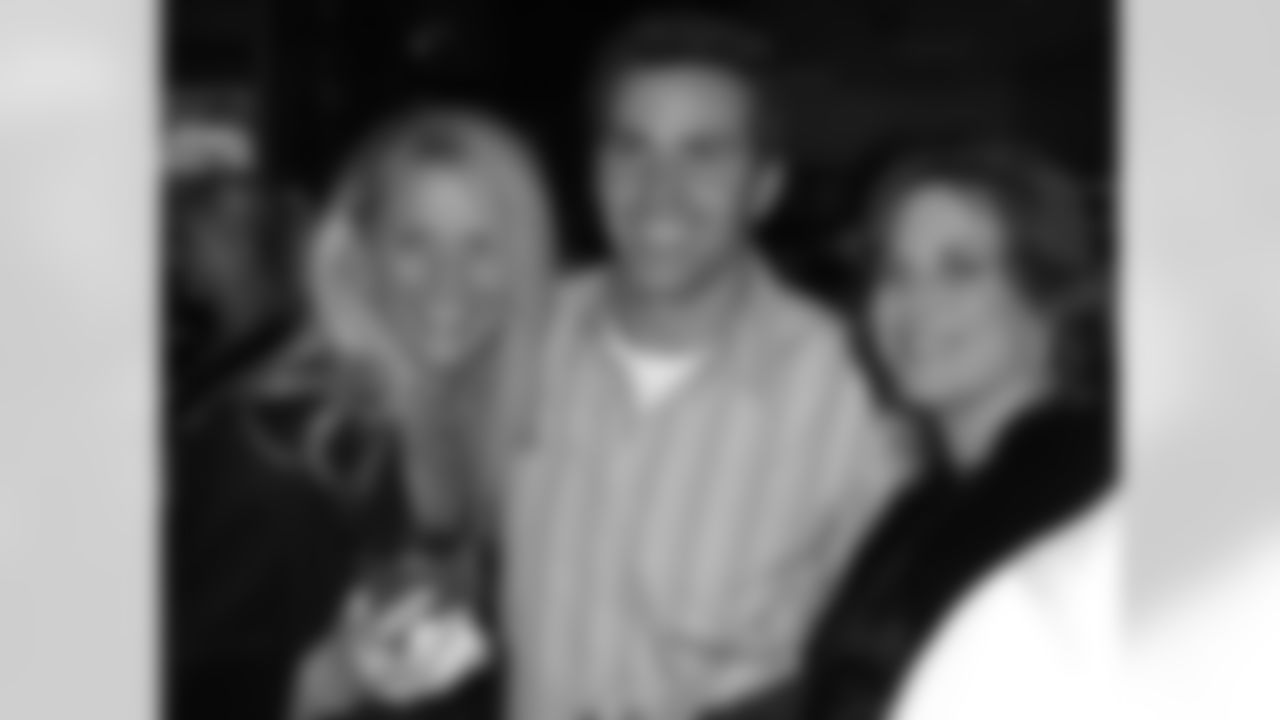 Kurt Warner poses for a picture with fans
