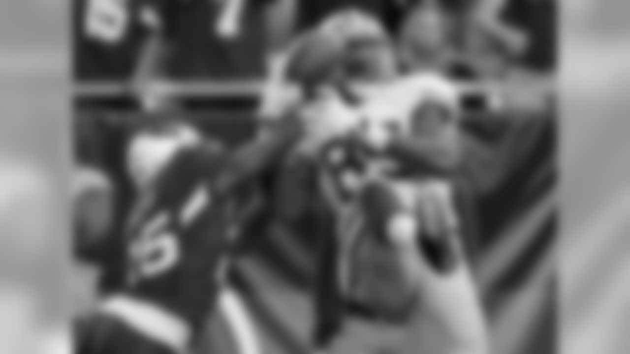Jerraud Powers breaks up a pass for Vernon Davis.