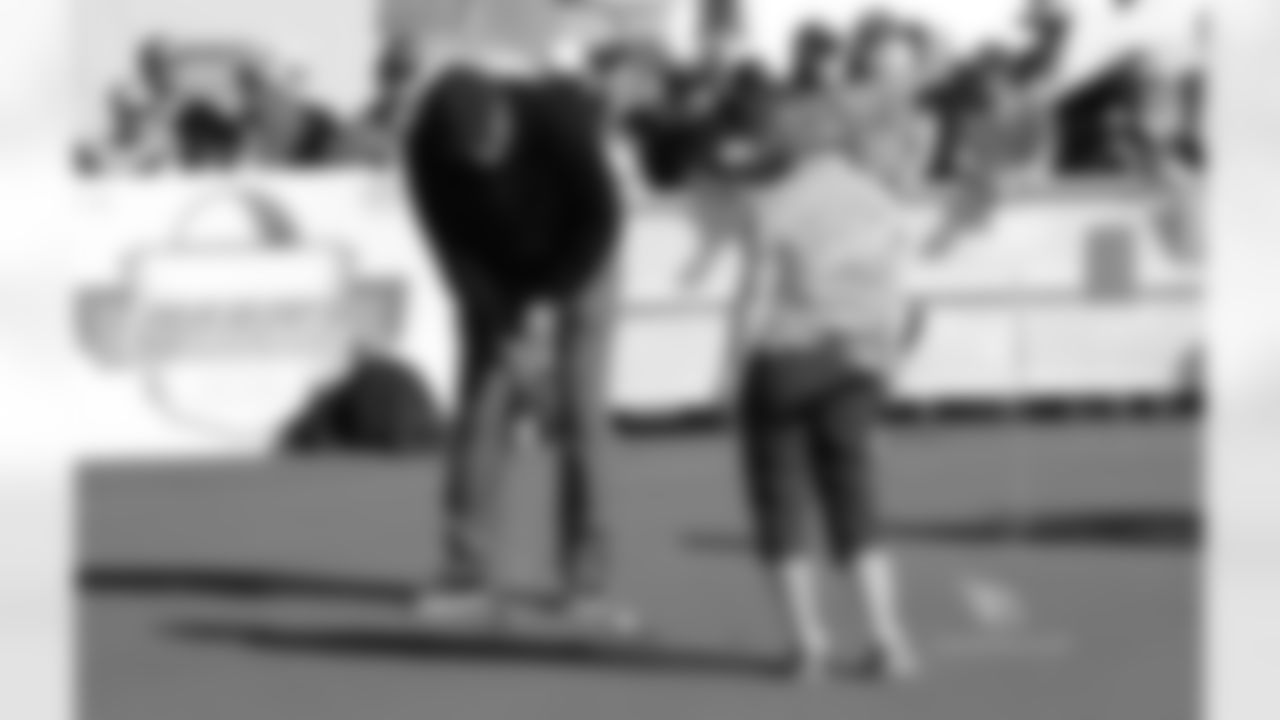Bruce Arians putts