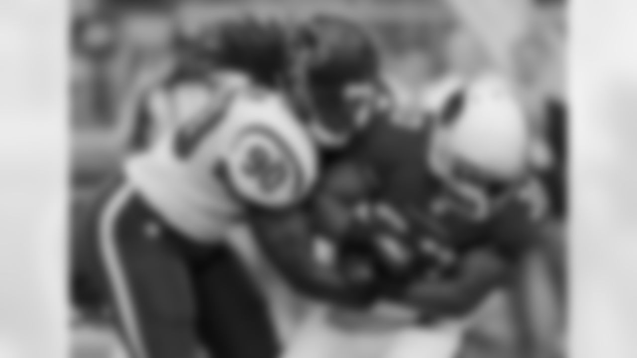 DE Jadeveon Clowney (left) tackles RB Stepfan Taylor