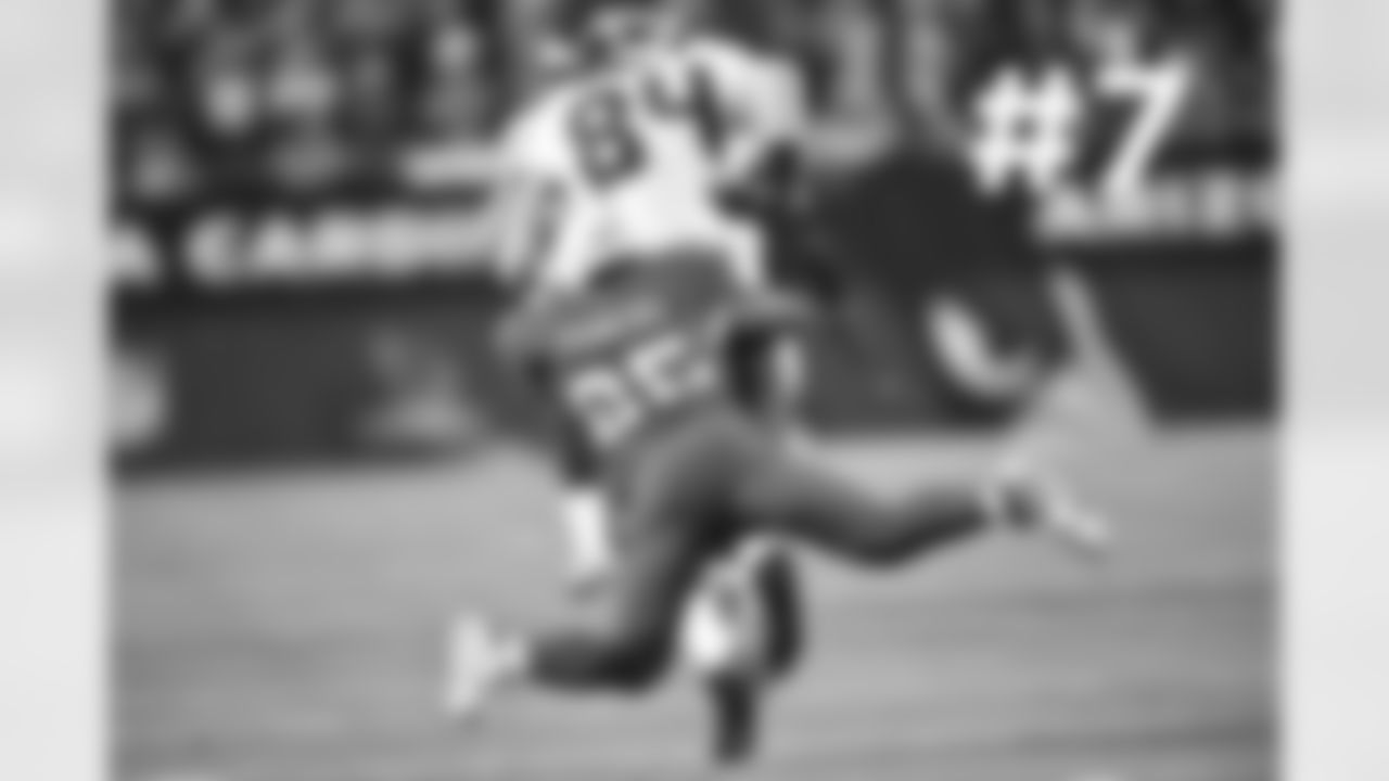 CB Jerraud Powers tackles Seahawks TE Cooper Helfet