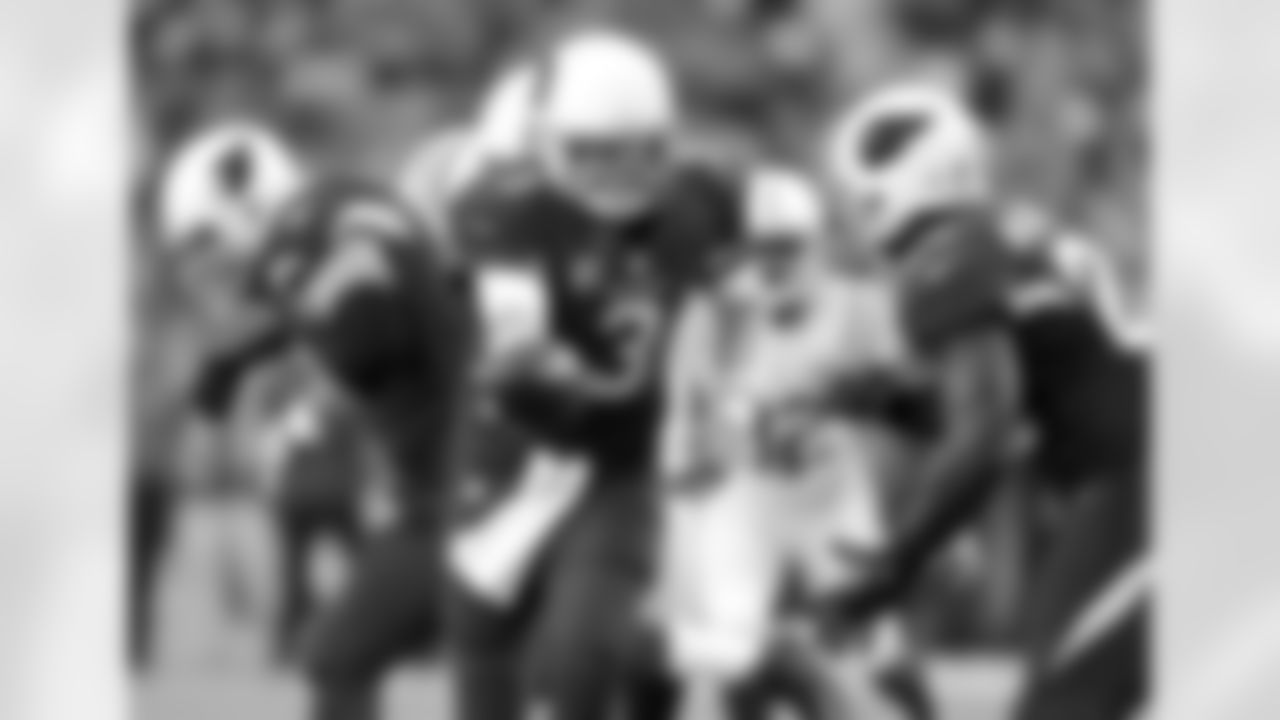 Carson Palmer hands the ball to Rashard Mendenhall.