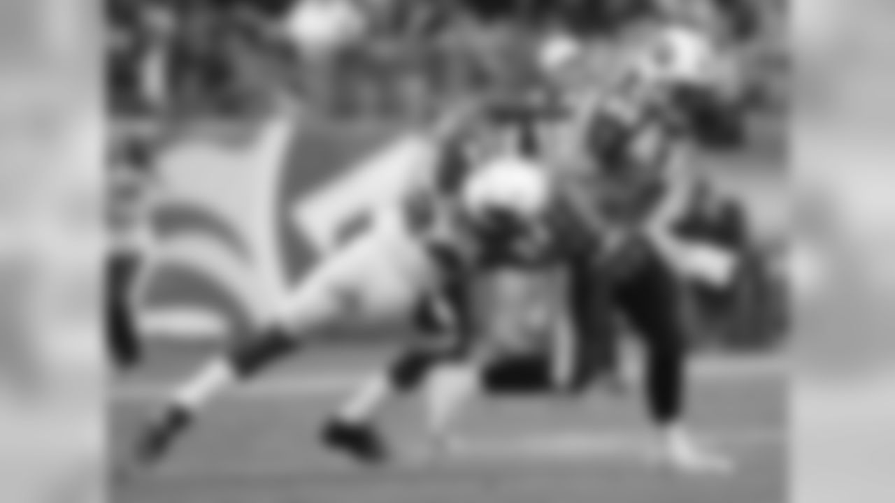 2009: S Adrian Wilson tackles Titans TE Bo Scaife
