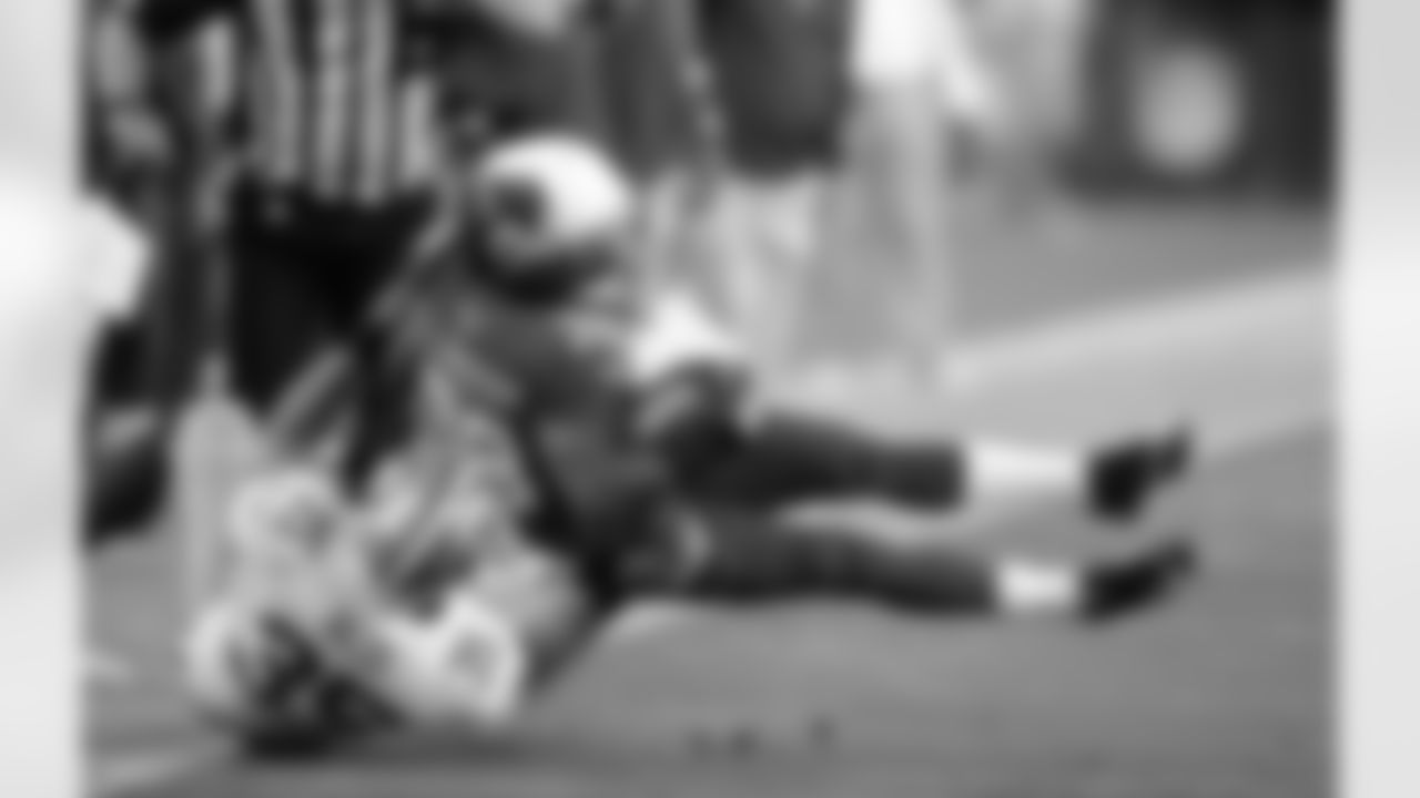 RB Andre Ellington is tackled by 49ers S Eric Reid