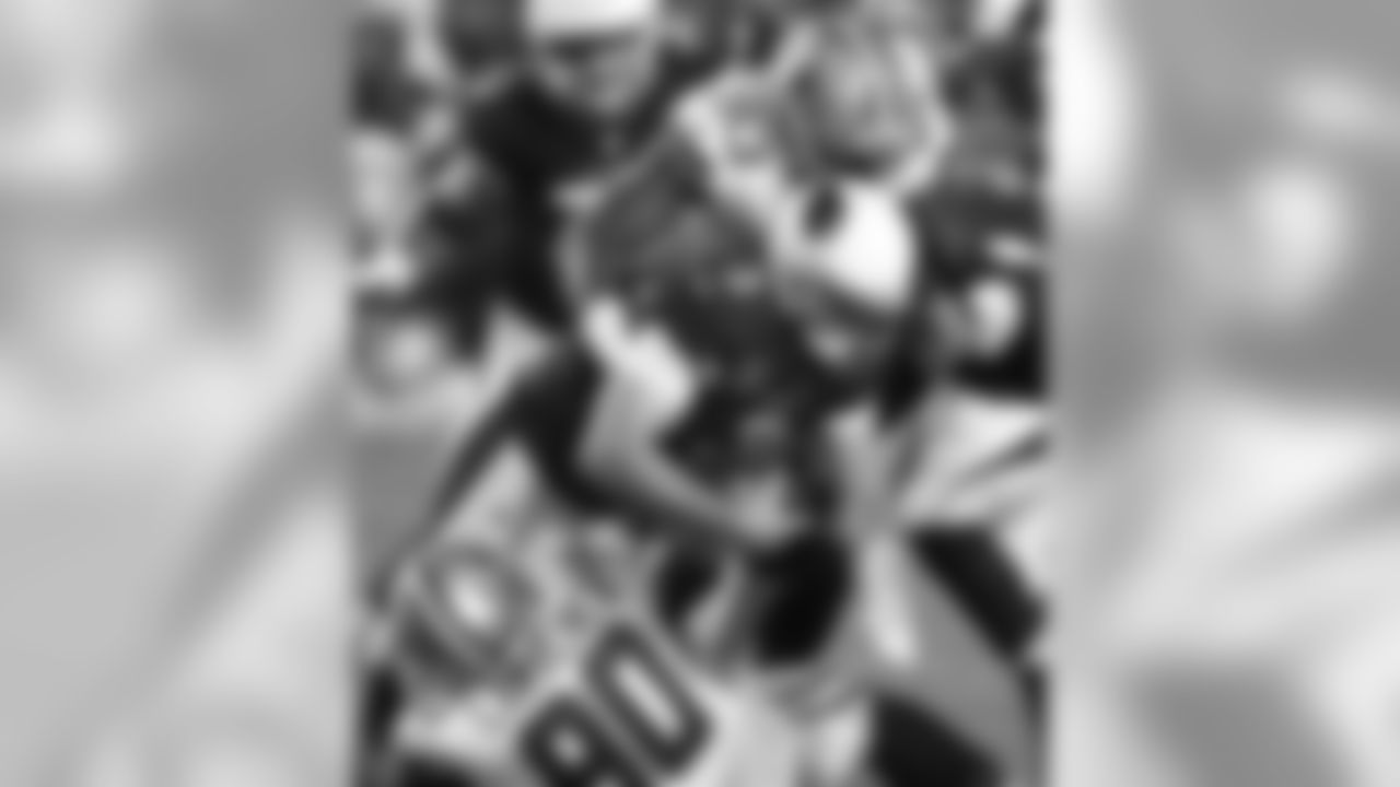 Cardinals QB Carson Palmer under pressure from Cowboys DE DeMarcus Lawrence