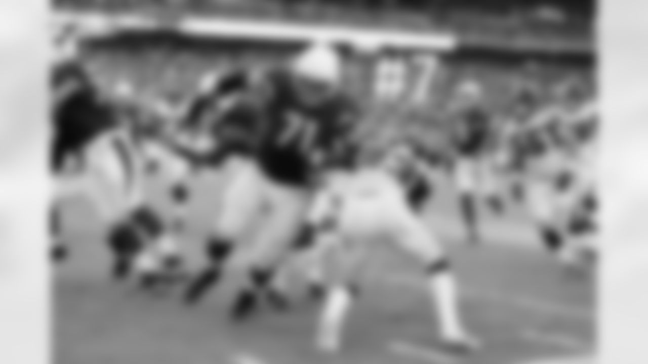 Daryn Colledge makes a block.