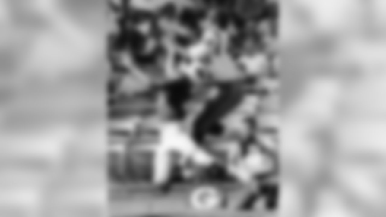 Bobby Mitchell, flanker back for the Washington, makes a leaping catch on the goal line of a 38 yard pass from quarterback Norman Snead in the October 14, 1962 game in St. Louis against the Cardinals. Mitchell tumbled into the end zone on the play for a touchdown. Norman Beal is the Cardinal defender. The National Football League contest ended in a 17-17 tie.